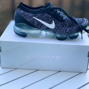 Black/white-metallic silver vapormax (women) 7.5 , slightly worn!